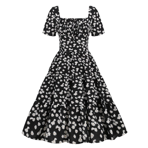 Robe vintage noire à col carré et motif marguerites avec ourlet à plusieurs niveaux