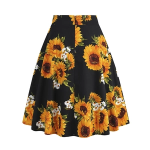 Dettaglio ravvicinato della gonna a trapezio a vita alta con stampa vintage di girasoli