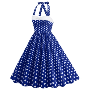 Dettaglio dell'abito vintage a pois con scollo all'americana e gonna a trapezio blu e bianco