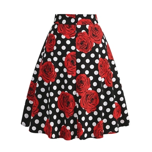 Dettaglio gonna a trapezio vintage con stampa a rose rosse e pois bianchi su fondo nero