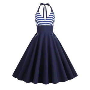 Détail de robe rétro dos nu avec rayures bleu marine et blanc et poches latérales décorées