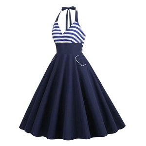 Détail de la robe licou vintage des années 50 avec rayures nautiques et jupe évasée en A
