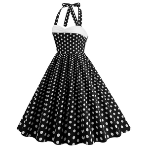 Dettaglio di un abito vintage a pois con scollo all'americana e corpetto a contrasto