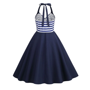 Détail de la robe vintage licou montrant le corsage rayé bleu et blanc avec lien noué