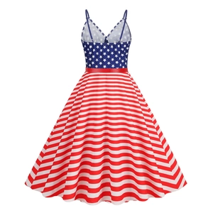 Détail d'une robe trapèze vintage avec motifs drapeau américain et ceinture rouge
