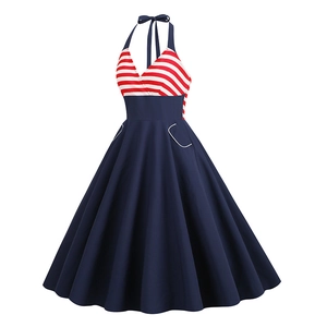 Détail d'une robe vintage dos nu avec rayures rouges et jupe évasée bleu marine