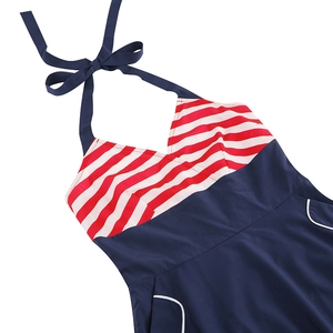 Détail d'une robe vintage dos nu avec col en V à rayures rouges et poches marines