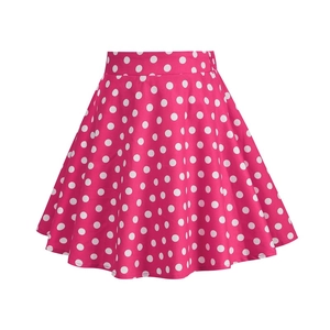 Detaillierte Nahaufnahme des rosaroten A-Linien-Rocks mit klassischen weißen Polka-Dot-Mustern