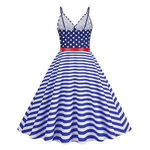 Détail de robe vintage drapeau américain avec corsage étoilé et jupe rayée au dos