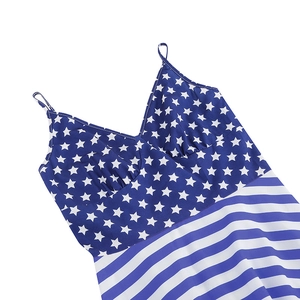 Détails d'une robe pour femmes avec motif drapeau américain, étoiles, rayures et col en V