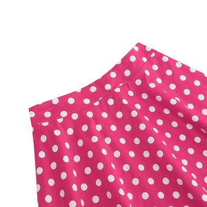 Detailansicht eines pinken Mädchen-Rocks mit weißen Punkten und präzisen Nähten
