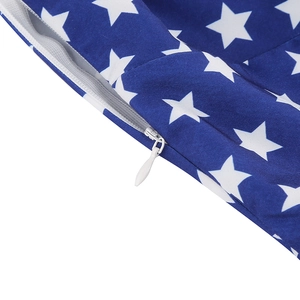 Détail de la fermeture éclair invisible et motif étoiles sur la robe bleue vintage