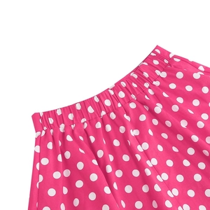 Detail von pinkfarbenem gepunktetem Stoff mit elastischem Bund des Mädchenrockes