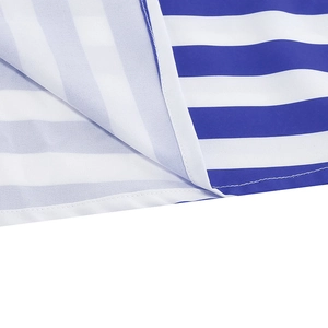 Gros plan sur le motif à rayures bleues et blanches et les coutures de finition de qualité