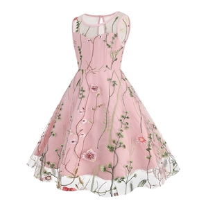 Detailopname van kleurrijk bloemig borduurwerk op roze mesh van het prinsessenjurkje