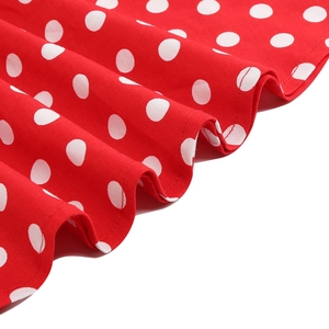 Detailansicht des rot-weißen Punktmusters mit elegantem Falten- und Rüschensaum-Design