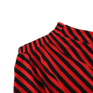 Jupe pirate à rayures verticales rouge et noir avec ceinture élastique et ourlet irrégulier