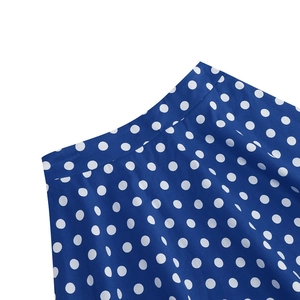 Detailaufnahme des blauen Polka-Dot-Rock-Taillenbunds mit feiner Verarbeitungsqualität