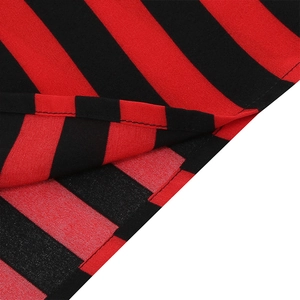 Vue détaillée du tissu rayé rouge et noir avec couture d'ourlet roulé professionnelle