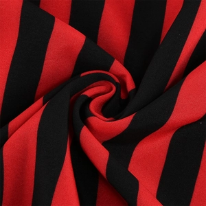 Vue macro détaillée du tissu à rayures verticales rouges et noires au drapé souple