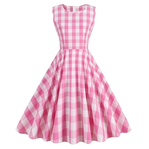 Détail de la robe vintage sans manches à carreaux roses avec col rond et taille cintrée