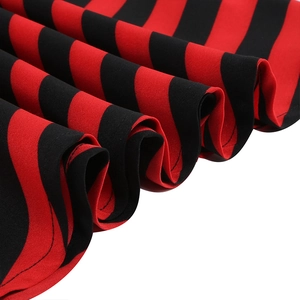 Détail du tissu à rayures rouges et noires avec ourlet à volants et coutures fines