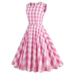 Détail du motif vichy rose et blanc avec taille ajustée sur une robe rétro