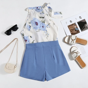 Flachbild von Set aus floralem Halterneck-Top und blauen Shorts mit Sommer-Accessoires