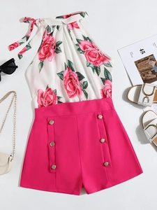 Damen Sommer-Zweiteiler mit geblümtem Neckholder-Top und pinken Shorts mit Knöpfen