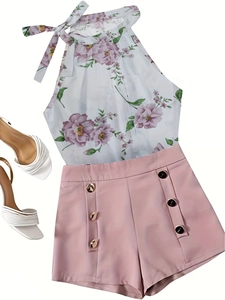 Flachbild von Blumen-Halter-Top mit Schleife und rosa High-Waist-Shorts mit Knöpfen
