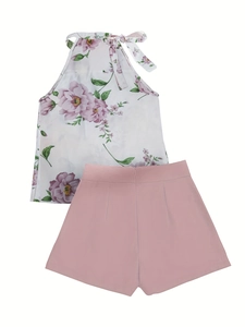 Flachbild von weißem Blumen-Neckholder-Top mit Schleife und hellrosa High-Waist-Shorts