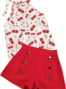 Detail von Mädchen Sommerset mit Kirschprint Halter-Top und roten Shorts im Marinestil