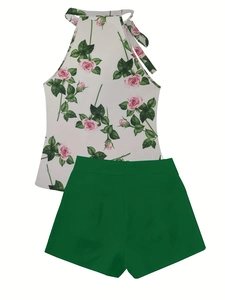 Detaillierte Flachbildansicht von Damen-Halter-Oberteil mit Blumen und grünen Shorts