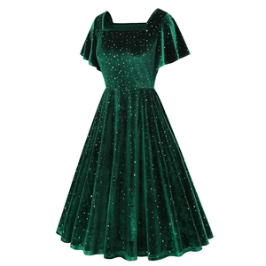Détail de la robe en velours vert foncé avec encolure carrée et motifs scintillants
