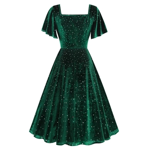 Détail du tissu en velours vert foncé de la robe avec paillettes argentées brillantes