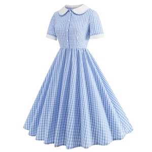 Détail de la robe vichy bleue avec col Claudine blanc et taille cintrée boutonnée