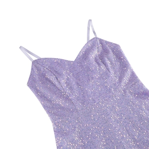 Detail des Herz-Ausschnitts und der funkelnden lila Pailletten an einem Kleid