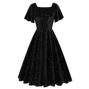 Détail de la robe élégante en velours noir avec paillettes dorées et volants