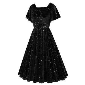 Détails de la robe élégante en velours noir à pois pailletés argentés et manches volantes