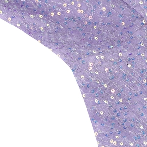 Detailaufnahme von lila Tüllstoff mit glitzernden Pailletten und Silberglitzer Details