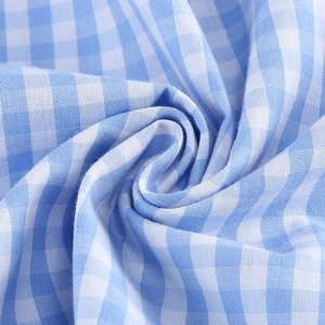 Détail du tissu vichy bleu et blanc avec texture en coton doux et motif tissé