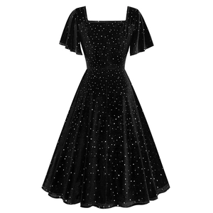 Détail de la robe en velours vintage avec pois dorés et manches à volants élégantes