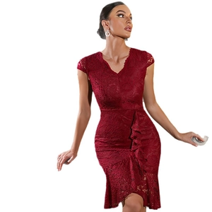 Elegante abito da cocktail in pizzo rosso vino con scollo a V e orlo a sirena con volant