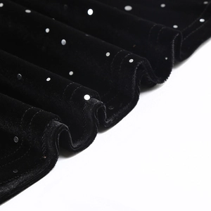 Détail macro du tissu en velours noir avec pois argentés élégants et texture douce