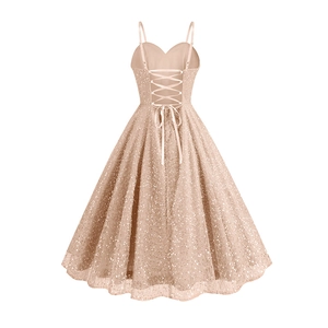 Detailaufnahme des Schnürrücken-Designs und der glitzernden Pailletten am Partykleid