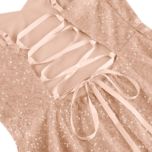 Detailansicht der champagner-goldenen Pailletten und der gekreuzten Schnürung am Kleid