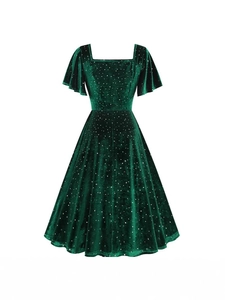 Robe élégante en velours vert foncé à manches volantées et pois argentés brillants