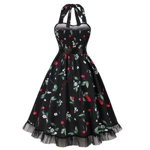 Dettaglio dell'abito vintage a trapezio con stampa ciliegie e orlo in tulle nero