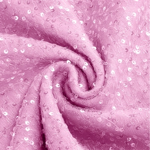 Makro-Detail von weichem rosa Pailletten-Netzstoff für elegante Abendkleider