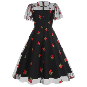 Détail de la broderie cerise sur maille noire avec fermeture éclair invisible